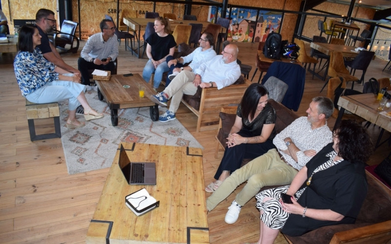 Groupe d’associés Optimum Gestion réunis lors d’une séance d’échange et de travail collaboratif