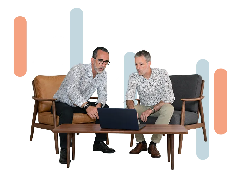 Consultant Optimum Gestion échangeant avec un dirigeant autour d’un ordinateur portable