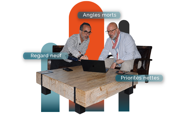 Consultant et dirigeant travaillant sur ordinateur, avec les notions de regard neuf, angles morts et priorités nettes