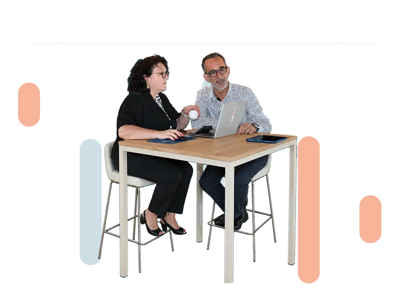 Consultant Optimum Gestion échangeant avec une dirigeante autour d’un ordinateur
