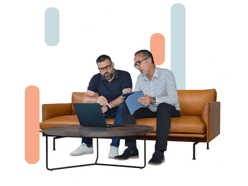 Consultant et dirigeant analysant ensemble des informations sur ordinateur et tablette