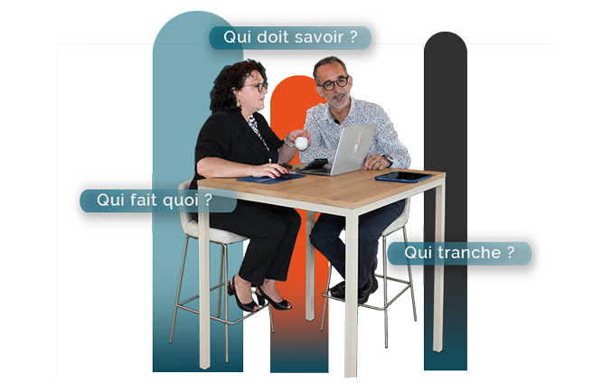Échange autour d’un ordinateur sur la répartition des rôles : qui doit savoir, qui fait quoi et qui tranche