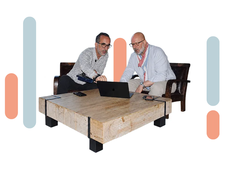 Consultant Optimum Gestion et dirigeant analysant ensemble une situation sur ordinateur