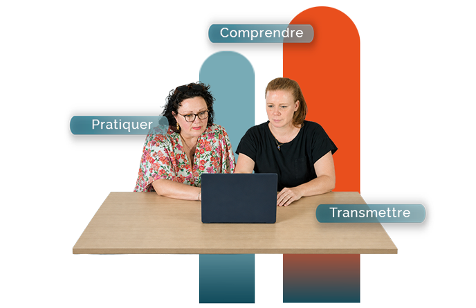 Deux professionnelles devant un ordinateur, avec les notions de comprendre, pratiquer et transmettre