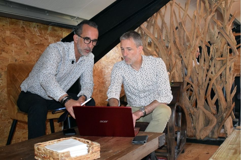 Consultant Optimum Gestion accompagnant un dirigeant lors d’une séance de travail sur ordinateur
