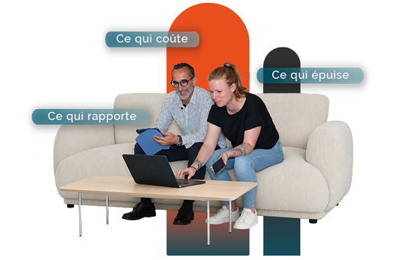 Consultant et dirigeante analysant l’activité, avec les notions de ce qui coûte, ce qui rapporte et ce qui épuise